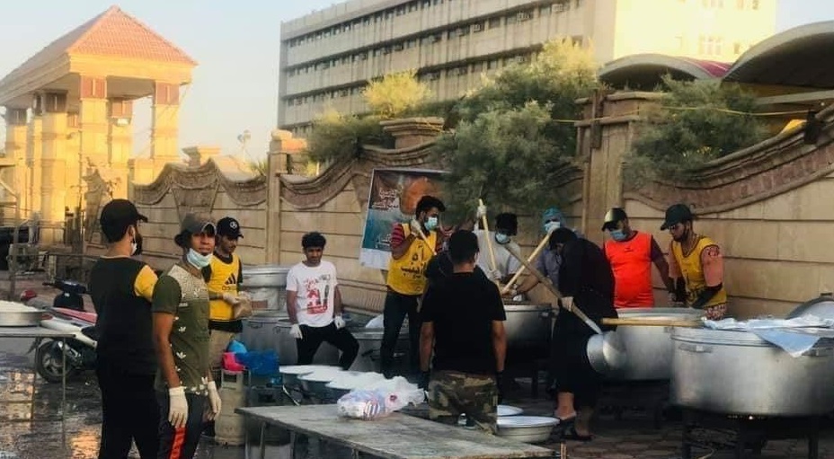 شاهد: مواكب حسينية بجوار مستشفى الحسين في ذي قار لتوفير الطعام للمرضى كورونا