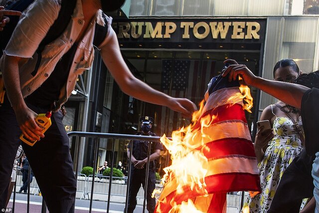 معترضان مجسمه کریستف کلمب در بالتیمور را خراب کردند/ پرچم آمریکا بیرون کاخ سفید به آتش کشیده شد