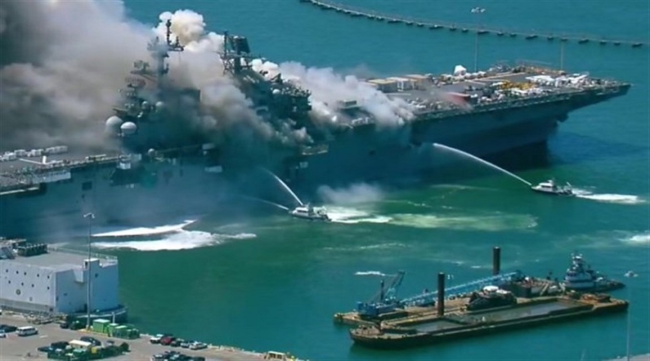 نشوب حريق كبير في سفينة تابعة للبحرية الأميركية في سان دييغو