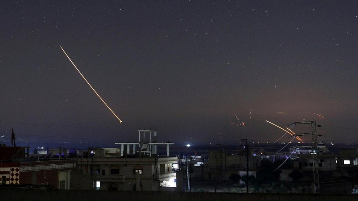 مقابله پدافند هوایی سوریه با اهدف متخاصم در آسمان دمشق