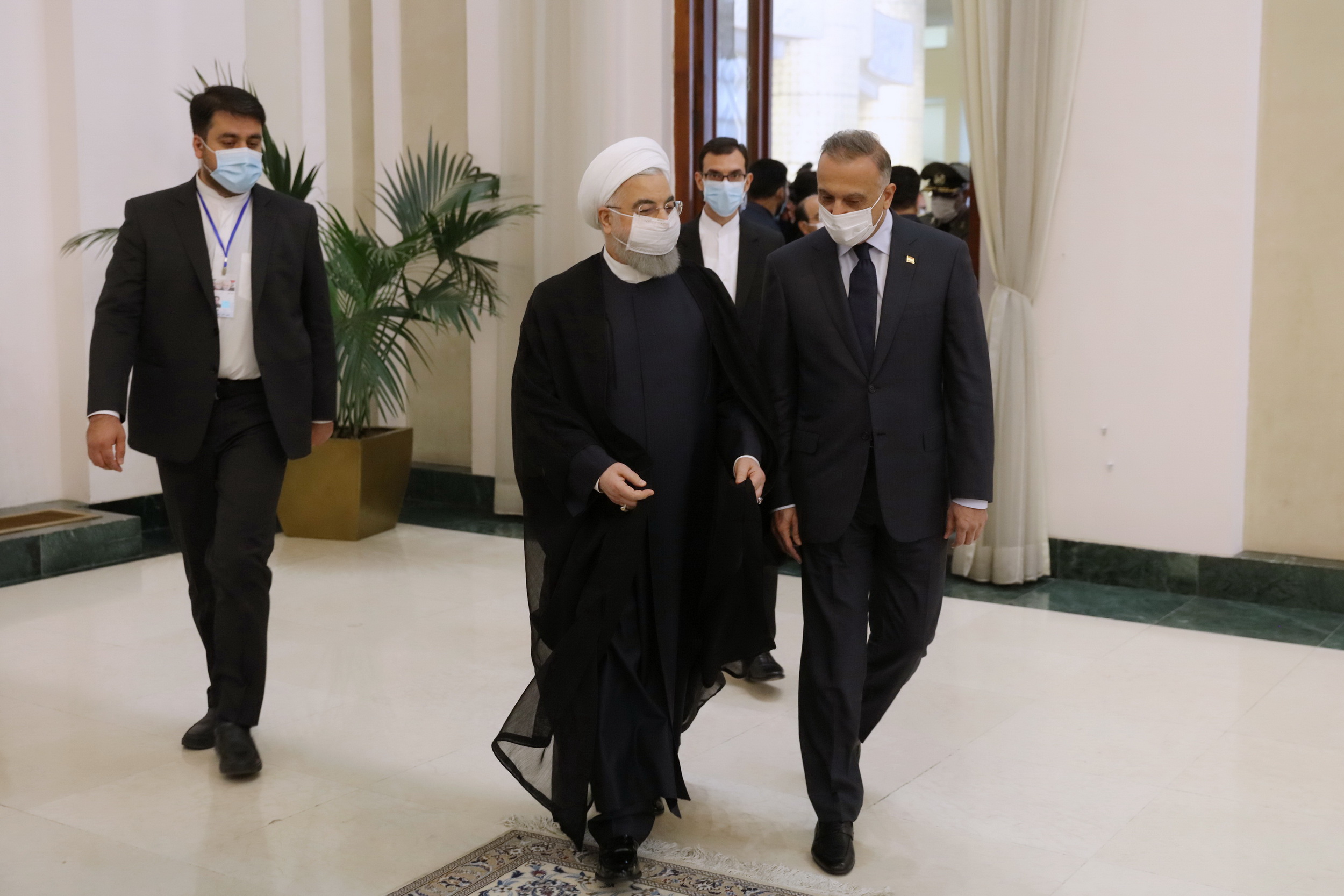 مكتب روحاني يوضح سبب التغيير في مراسم استقبال الكاظمي