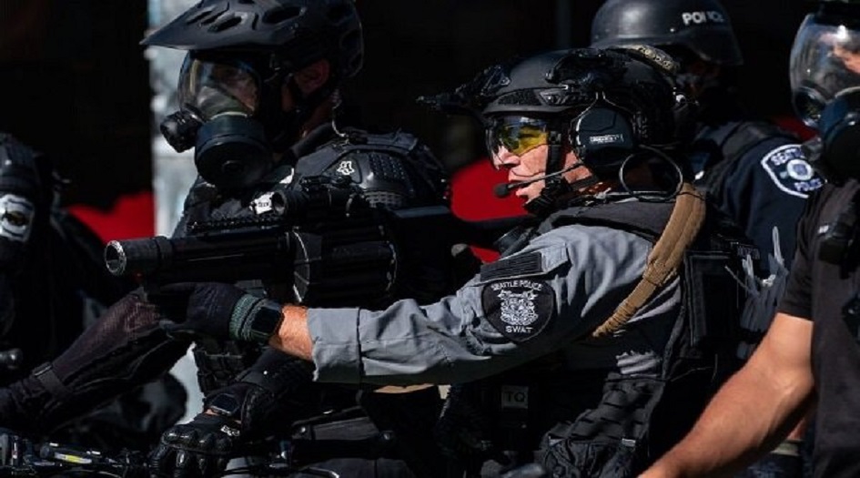 القوات الامريكية تستخدم القنابل ضد المتظاهرين في مدينة "سياتل" الأمريكية