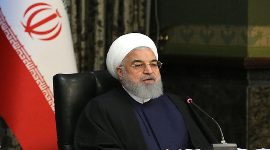 روحاني يكرّم عوائل ثلاثة من شهداء القطاع الصحي