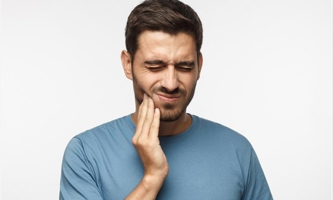 أبرز علاجات طبيعية للتخلص من ألم الأسنان