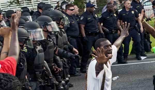 الاحتجاجات تشتعل مجددا في أمريكا بعد فيديو يصور اعتقال رجل أسمر قبل وفاته