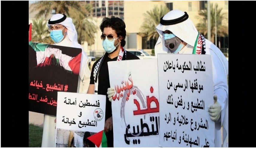 نشطاء كويتيين ينظمون وقفة أمام البرلمان رفضا للتطبيع