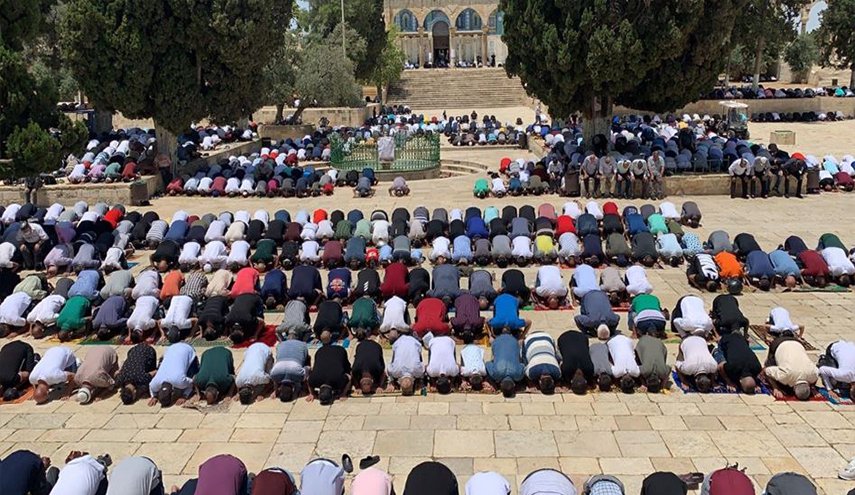 1200 فلسطيني صلوا اليوم في المسجد الاقصى