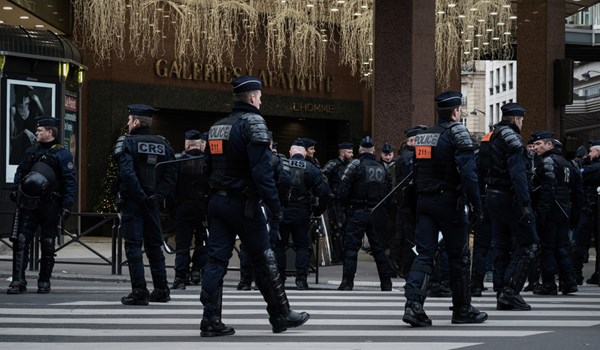 الشرطة الفرنسية: قتيلين في عملية طعن بضواحي باريس