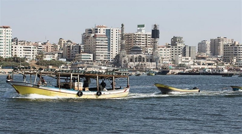 الكيان الصهيوني يستهدف مراكب الصيادين قبالة بحر غزة