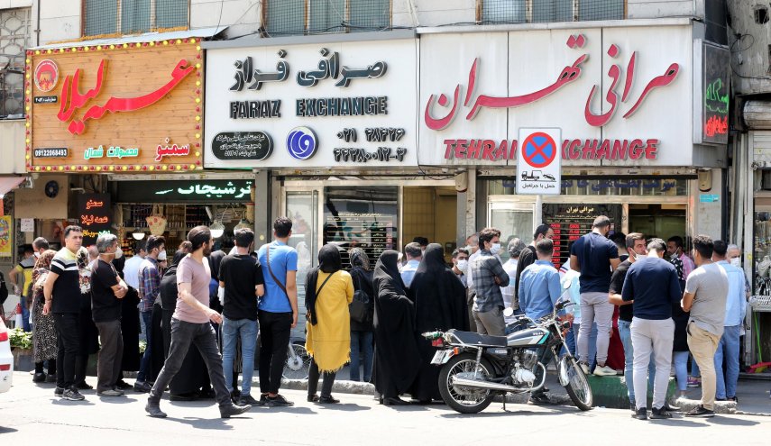 الشرطة الايرانية تشن حملة ضد المتلاعبين بأسعار الصرف 