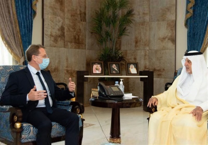 دیدار دوستانه مقام سعودی با سفیر فرانسه بعداز  اهانت بی‌شرمانه فرانسه به پیامبر اسلام (ص)