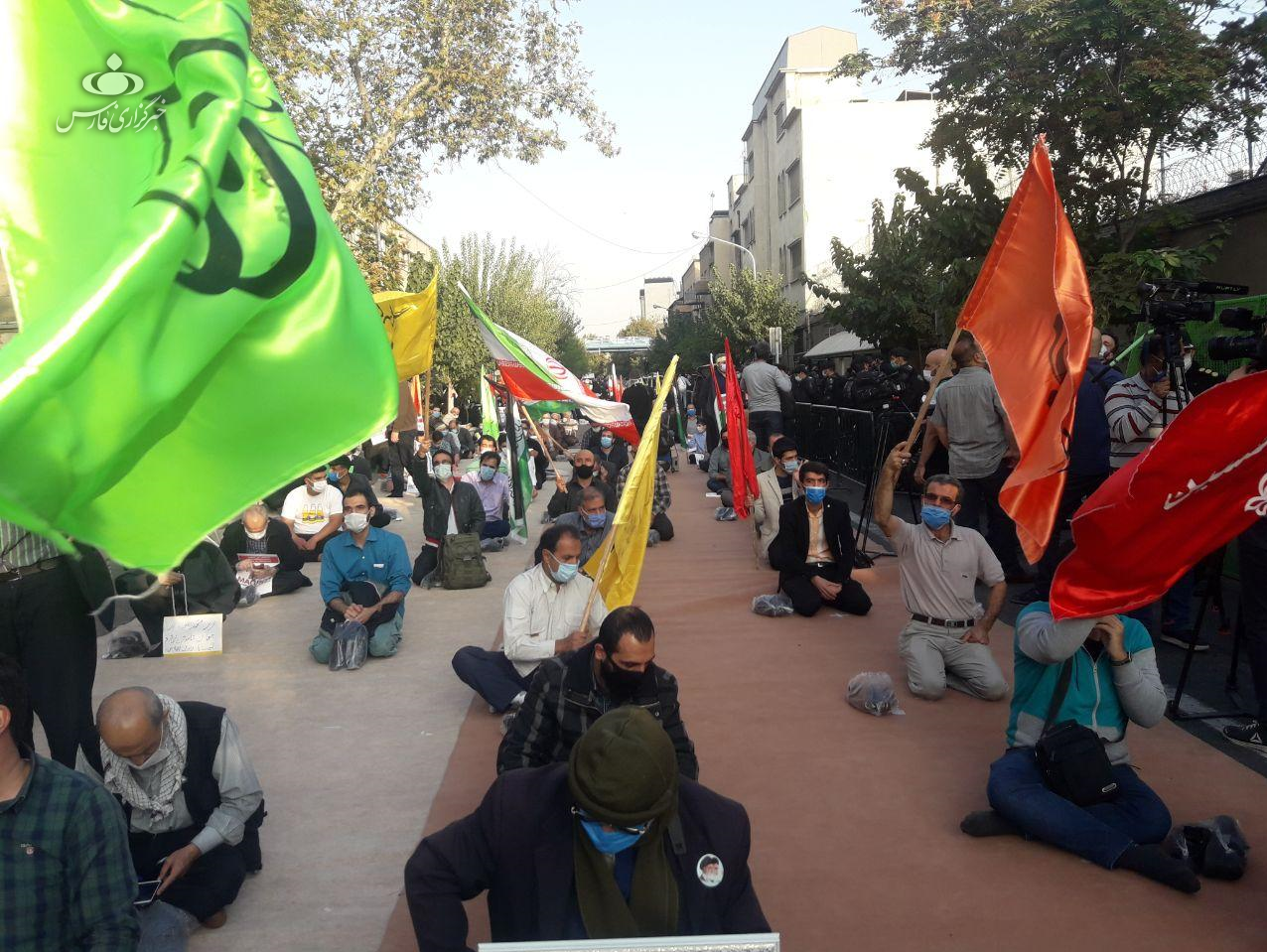 تجمع هزاران نفر از مردم انقلابی مقابل سفارت فرانسه در تهران