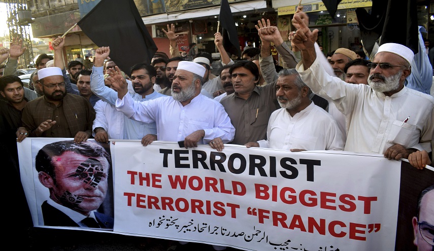 تظاهرات ضخمة أمام السفارة الفرنسية بباكستان نصرة للنبي الاعظم (ص)