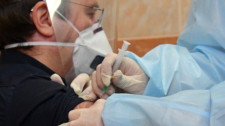 وزارة الصحة الروسية توضح سبب إصابة أطباء بكورونا بعد تطعيمهم