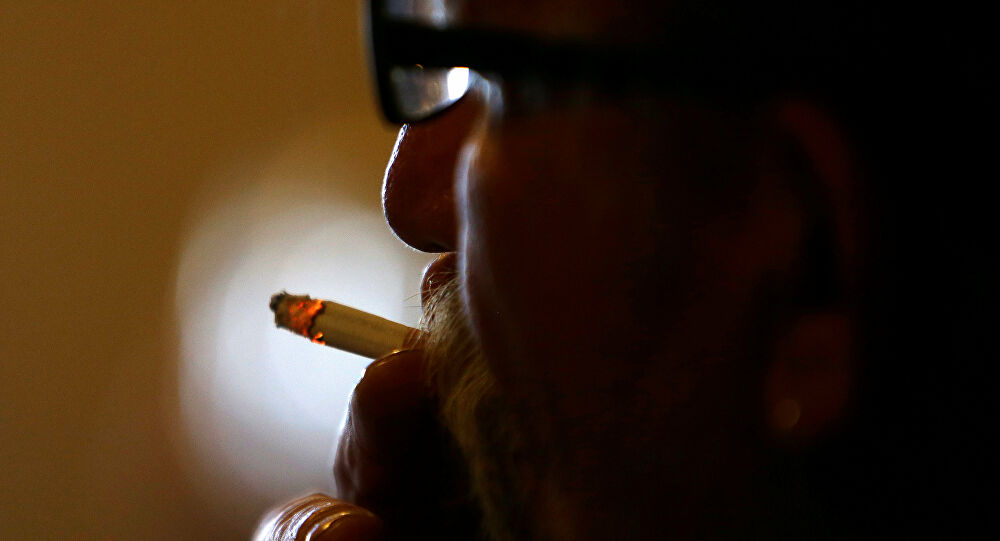 بعد طول انتظار... العلماء يكتشفون الرابط بين التدخين وكورونا