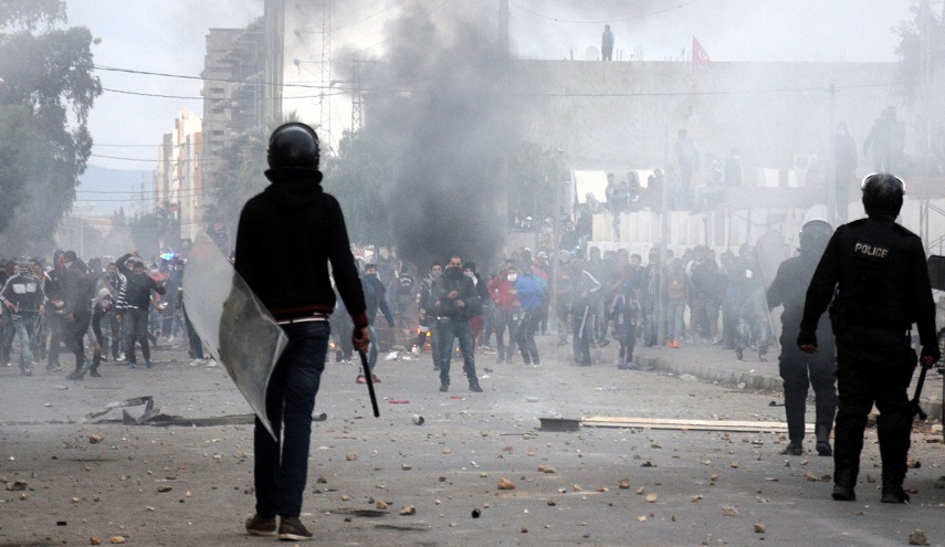 احتجاجات ومواجهات بتونس بعد وفاة شاب أضرم النار بجسده