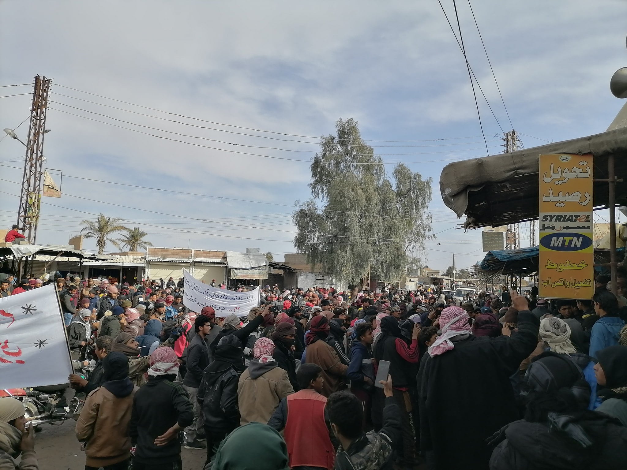 تظاهرات مردم سوریه علیه نیروهای مورد حمایت آمریکا در دیرالزور 