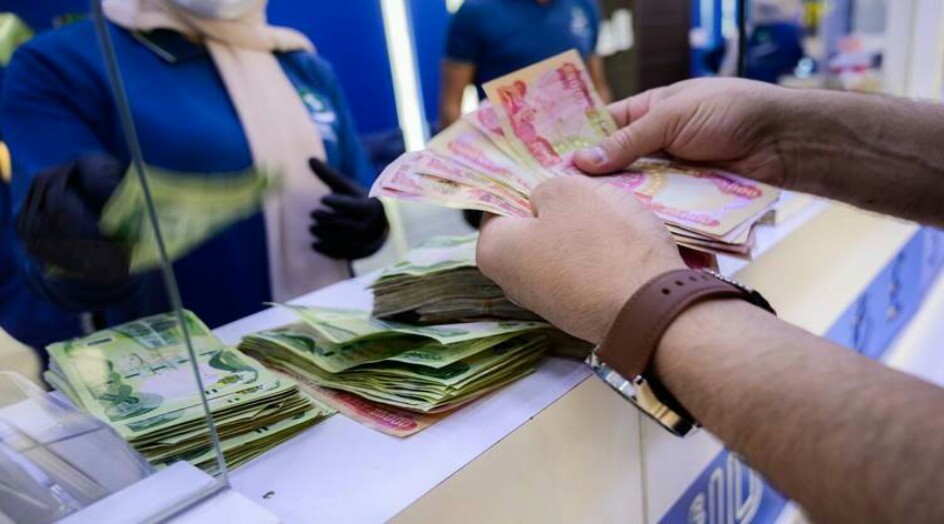 العراق: توضيح برلماني بشأن توزيع رواتب كانون الثاني بالدولار الاميركي