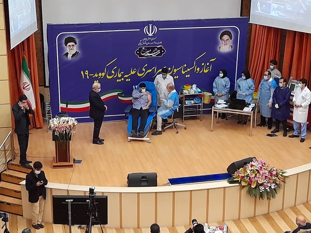 ‌مراسم واکسیناسیون علیه کرونا در بیمارستان امام خمینی ؛ فرزند وزیر بهداشت اولین دریافت‌کننده واکسن