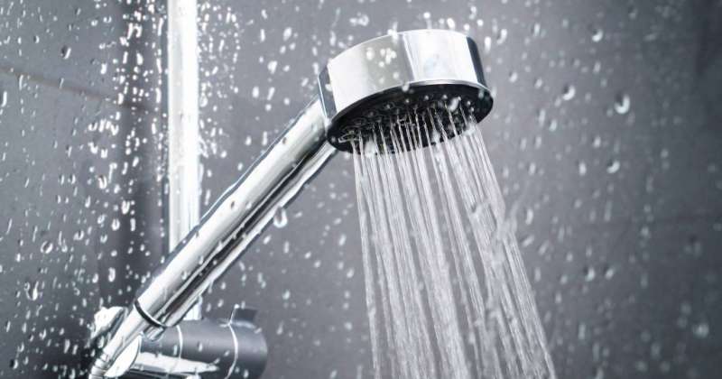 دراسة تنصح بتقليل عدد مرات الاستحمام
