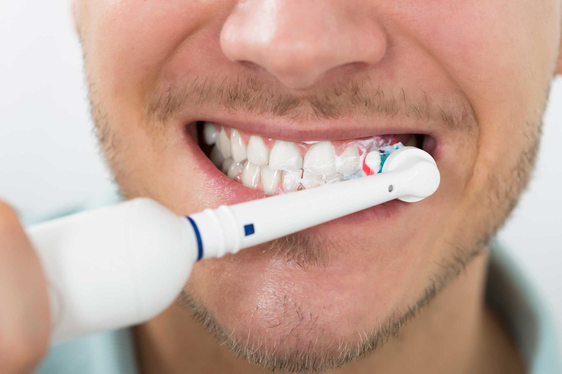 خبيرة تحذر من مخاطر كارثية لتنظيف الأسنان في هذا الوقت