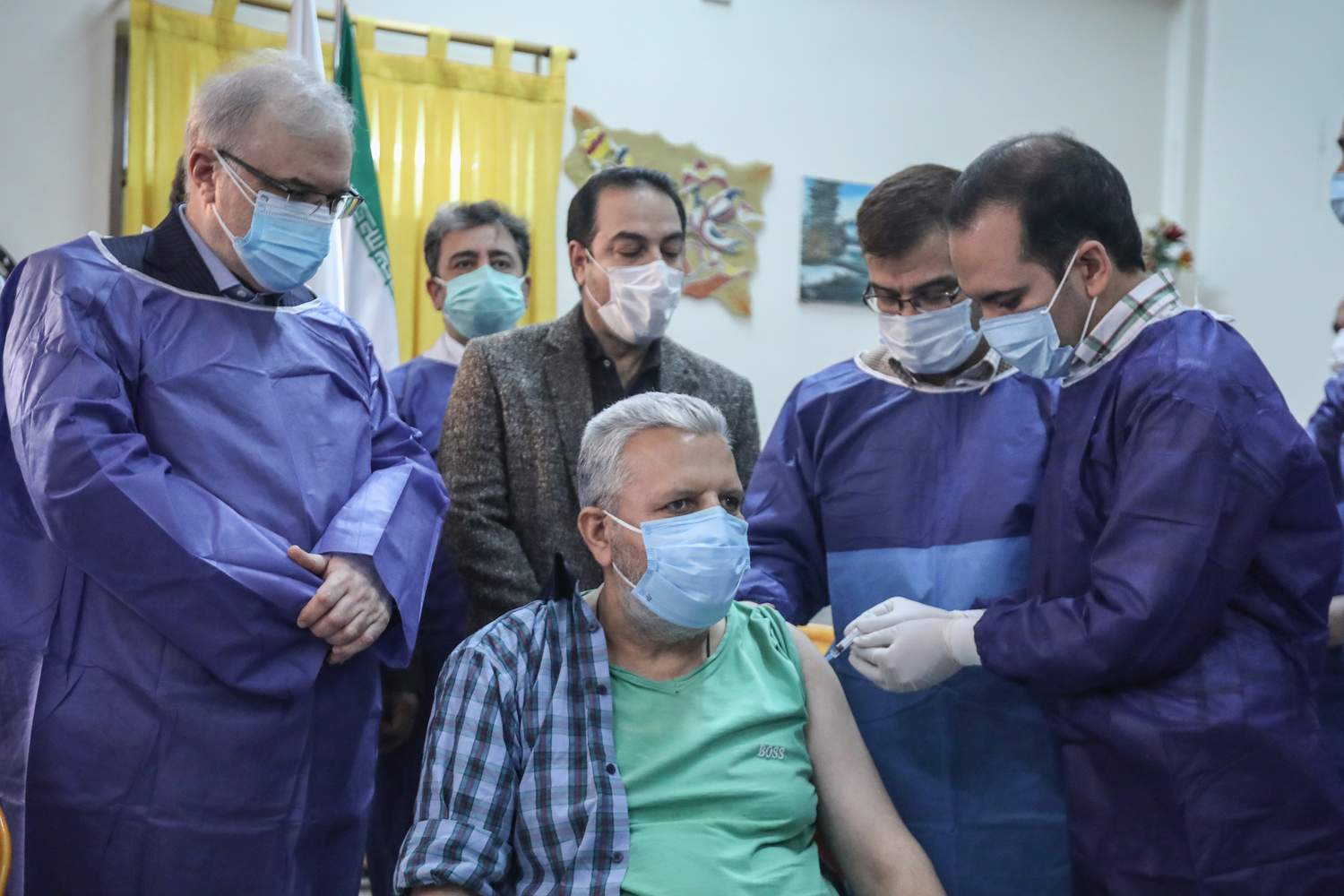 شاهد.. بدء عملية التطعيم ضد كورونا لكبار السن في ايران