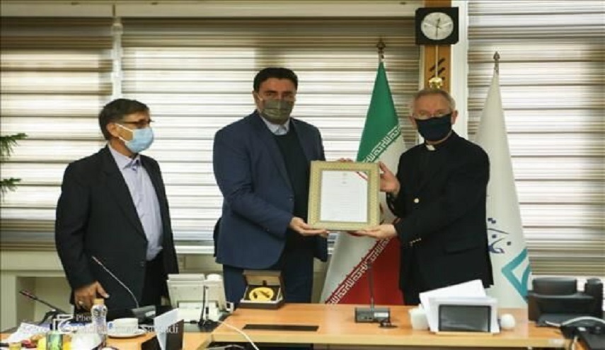 سفير الفاتيكان بإيران يتسلم جائزة الفائز في كتاب العام العالمية "كريستوفر بول كلوهسي"
