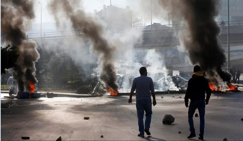 الاحتجاجات وقطع طرق تتواصل في عدة مناطق لبنانية