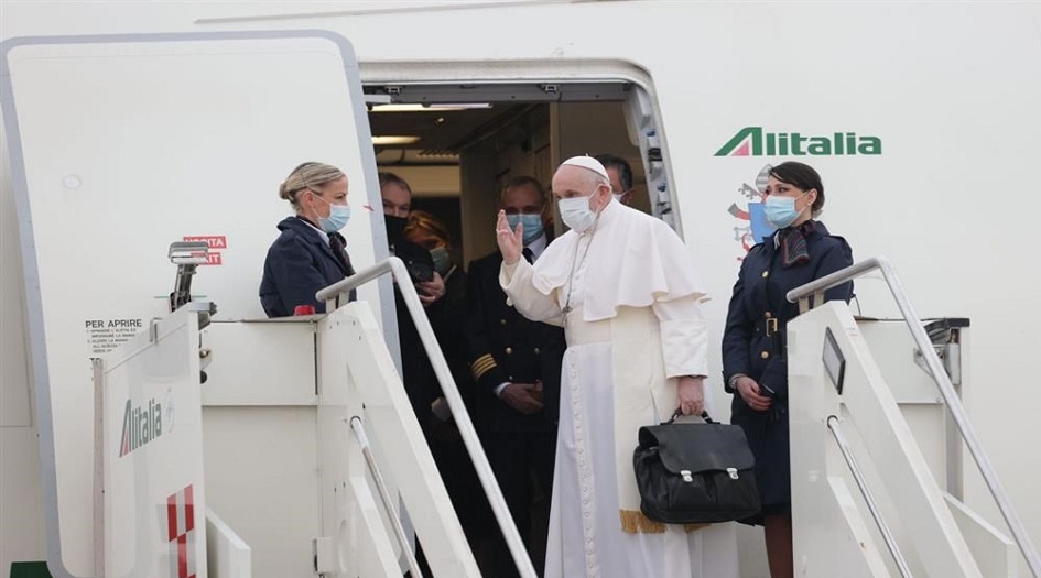 ماذا في حقيبة البابا فرانسيس؟؟ التي يصر على حملها بنفسه ؟!