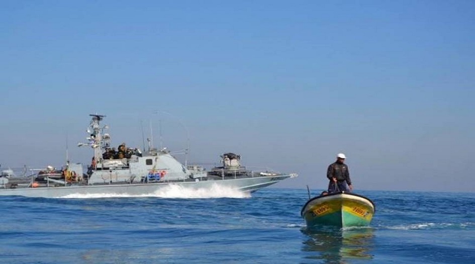زوارق الكيان الصهيوني تستهدف مراكب الصيادين شمال قطاع غزة