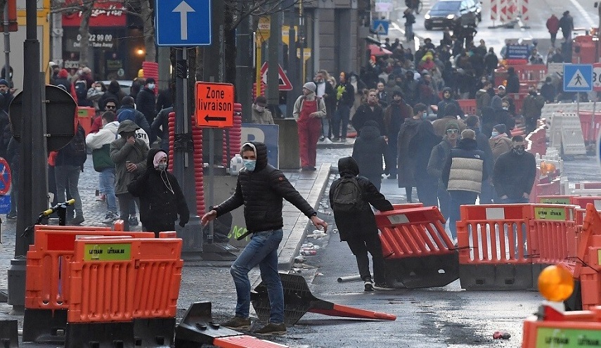 بلجيكا..الشرطة تستخدم الغاز المسيل للدموع لتفريق مظاهرات مناهضة للعنصرية