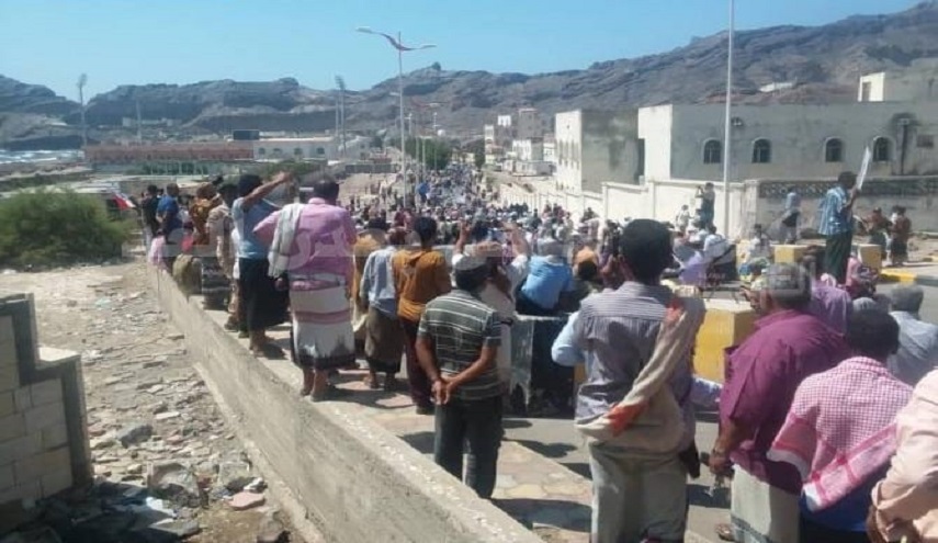 محتجون يقتحمون قصر المعاشيق بعدن وهروب رئيس وزراء هادي