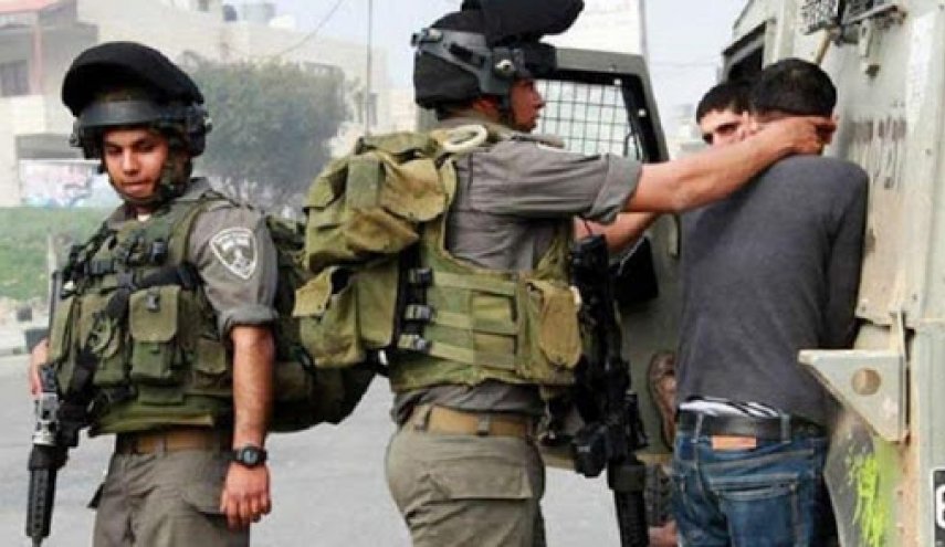قوات الاحتلال تعتدي على عائلة وتعتقل 3 مواطنين في الخليل