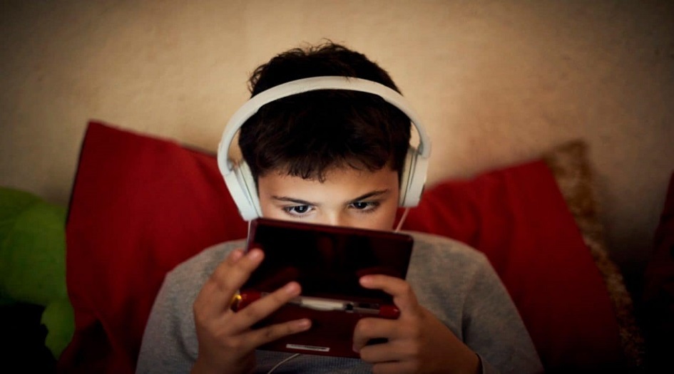 كيف تؤثر الأجهزة الالكترونية على سلوك الأطفال النفسي والإجتماعي؟