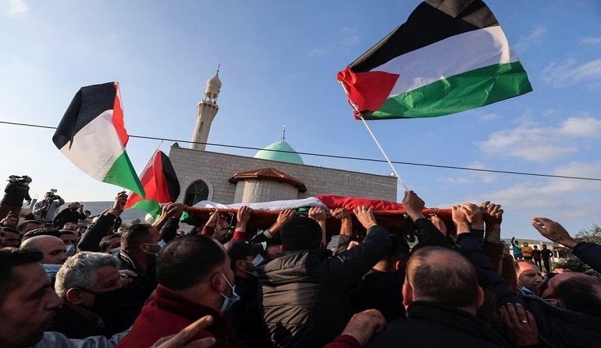 تشييع جثمان مؤذن فلسطيني يتحول الى مظاهرة ضد الاحتلال