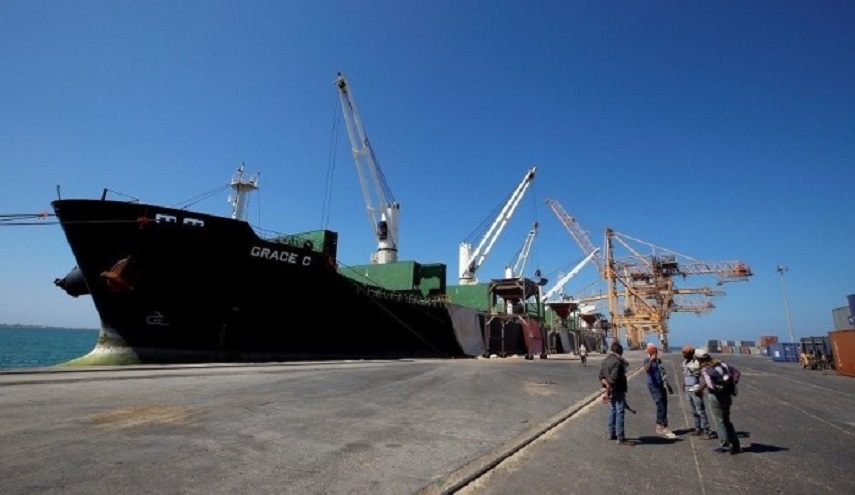تحالف العدوان السعودي يسمح لأربع سفن وقود بدخول ميناء الحديدة اليمني