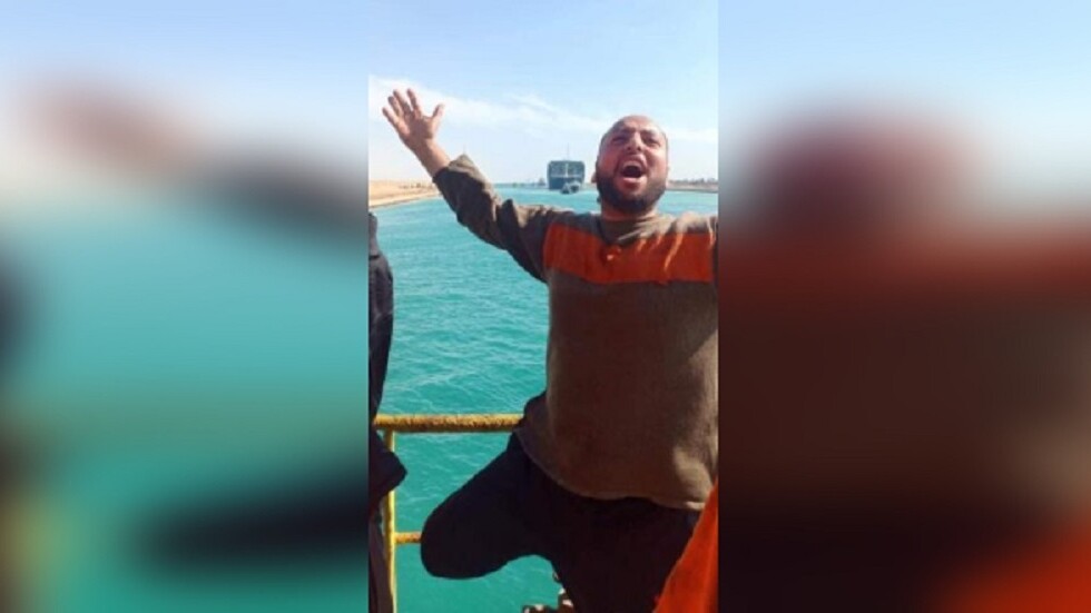مصر... صاحب أشهر صورة بعد تعويم سفينة قناة السويس يكشف كواليس حل الأزمة