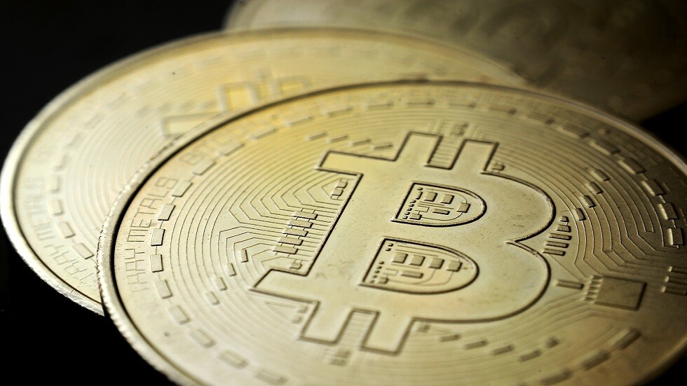 توقعات بأن يصل سعر عملة "البيتكوين" إلى 100 ألف دولار