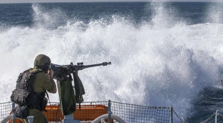زوارق الكيان الصهيوني تستهدف مراكب الصيادين ببحر غزة