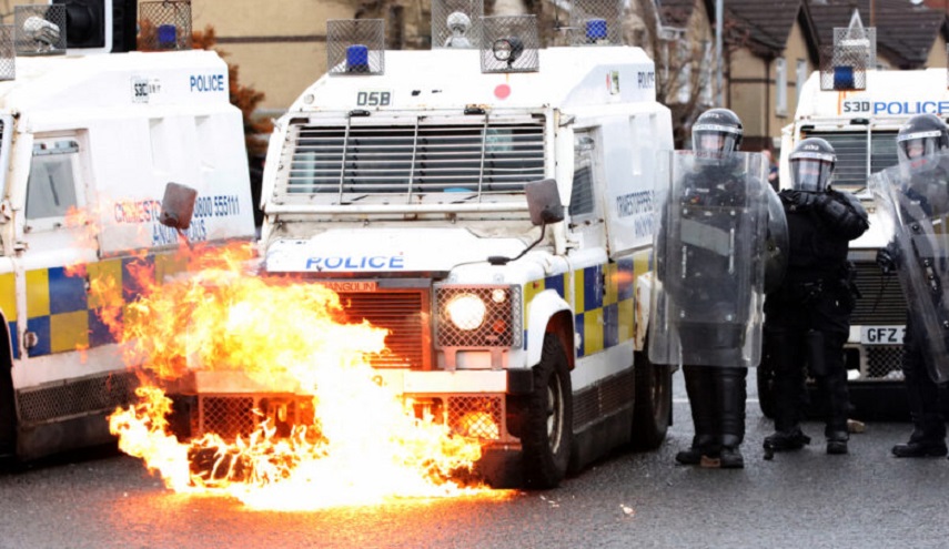 جرحى خلال اشتباكات بين الشرطة ومحتجين في إيرلندا الشمالية