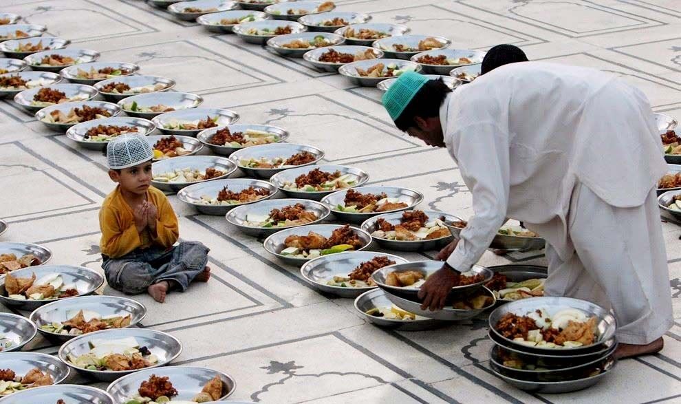 رمضان در پاکستان؛ استقبال کرونا و تورم از روزه داران 