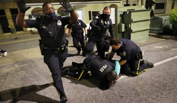 وفاة شاب بعدما ثبته رجال شرطة على الأرض لخمس دقائق في الولايات المتحدة