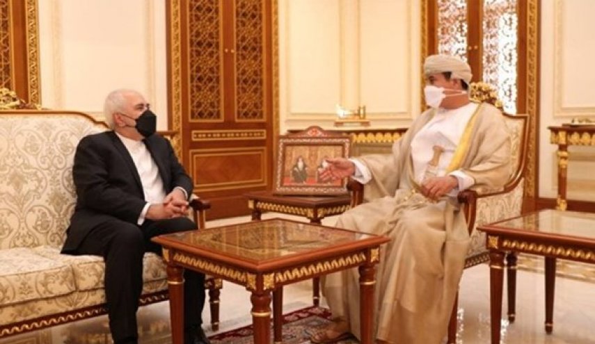 ظريف يعرب عن ارتياحه للتعاون بين ايران وسلطنة عمان في مختلف المجالات