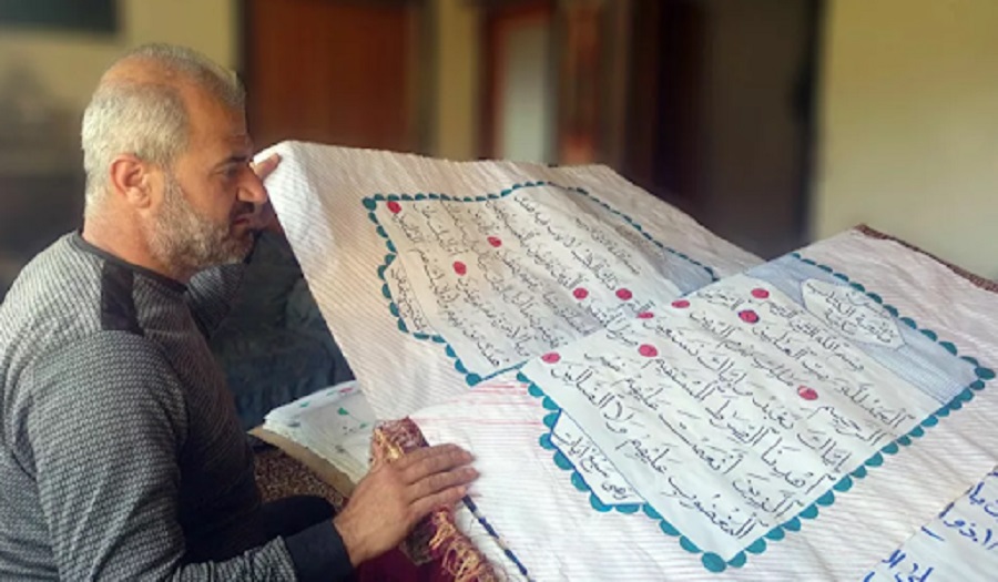  نسخة عملاقة من القرآن يخطها سوريّ بأدوات بسيطة