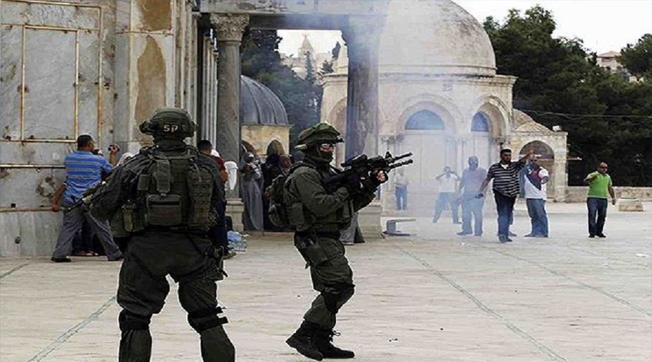 قوات الاحتلال تقتحم المسجد الأقصى وتهاجم المعتكفين