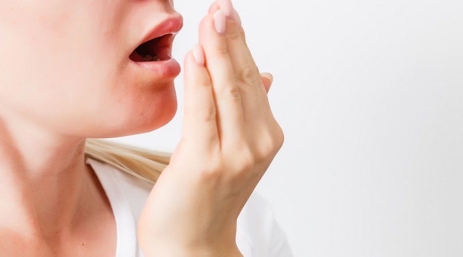 اربع طرق سهلة للتخلص من رائحة الفم الكريهة