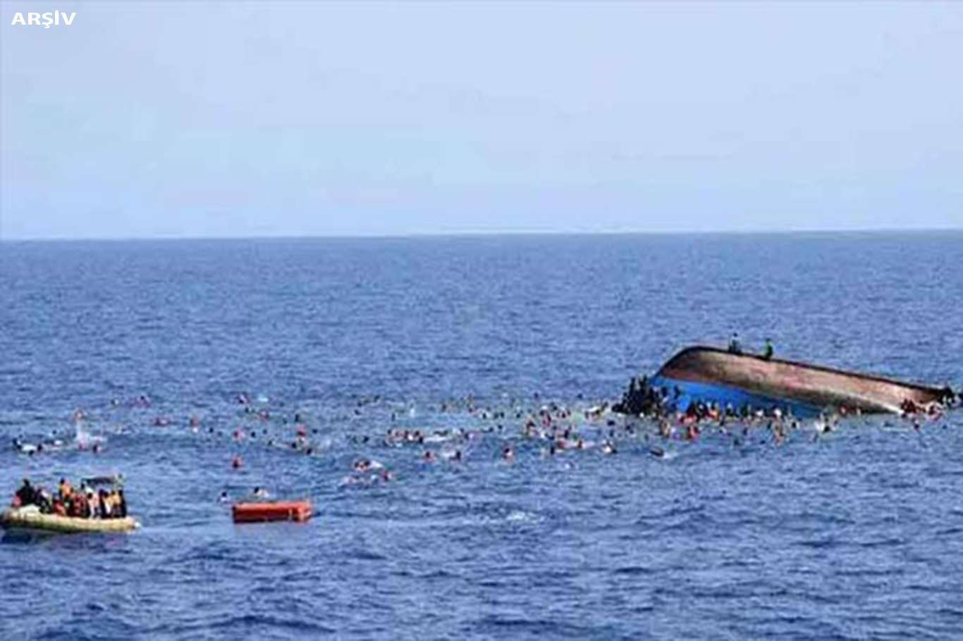 غرق شدن دهها تونسی در دریا براثر واژگونی قایق  