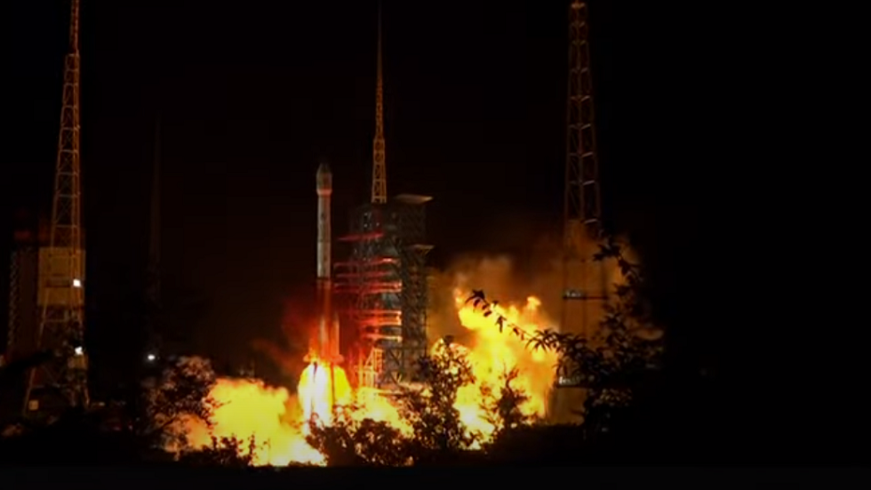 الصين تنجح بإيصال قمر جديد إلى الفضاء