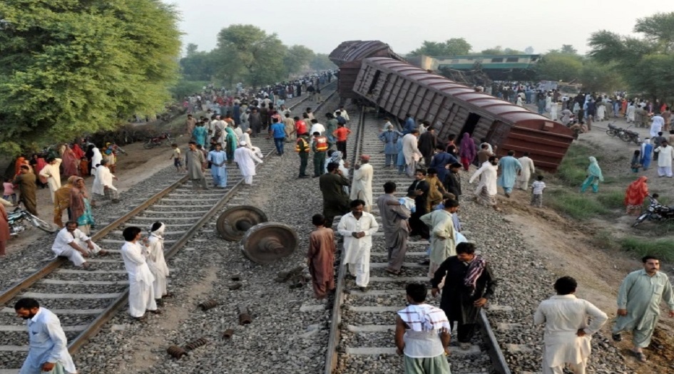 حادث قطار اصطدام قطارين في جنوب باكستان ومقتل العشرات