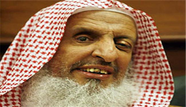 مفتي السعودية يخرج عن النص ويحتج على قرار خفض صوت مكبرات المساجد